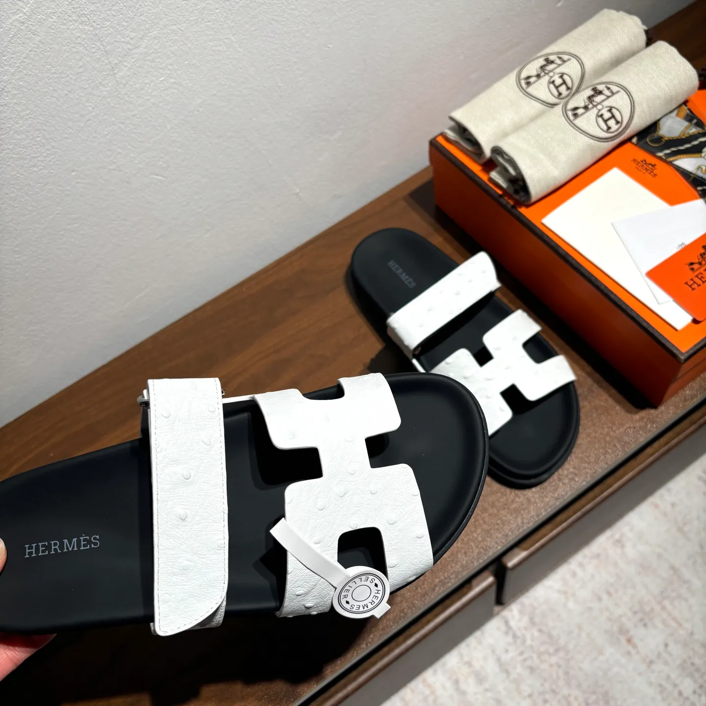 👟👟Ex-factory price 520👟👟 Men's size +10 Brand💗: HERMES Number💗: H8018-210199 Color💗: Ostrich pattern new color system Size 💗: 35 to 40 38-45 Upper material: imported calfskin Outsole material: Tpu anti-slip and wear-resistant outsole 🆕🆕🆕HERMES 2025 latest color matching, original purchased and dismantled, imported custom fabrics. All colors have been adjusted N times, striving to be zero different from the original! The top version for women 💰 Erjie's shoes that have become extremely popular recently - chypre sandals, which are comfortable for all ages and are cute and cute. Paired with various colored socks, it’s so trendy